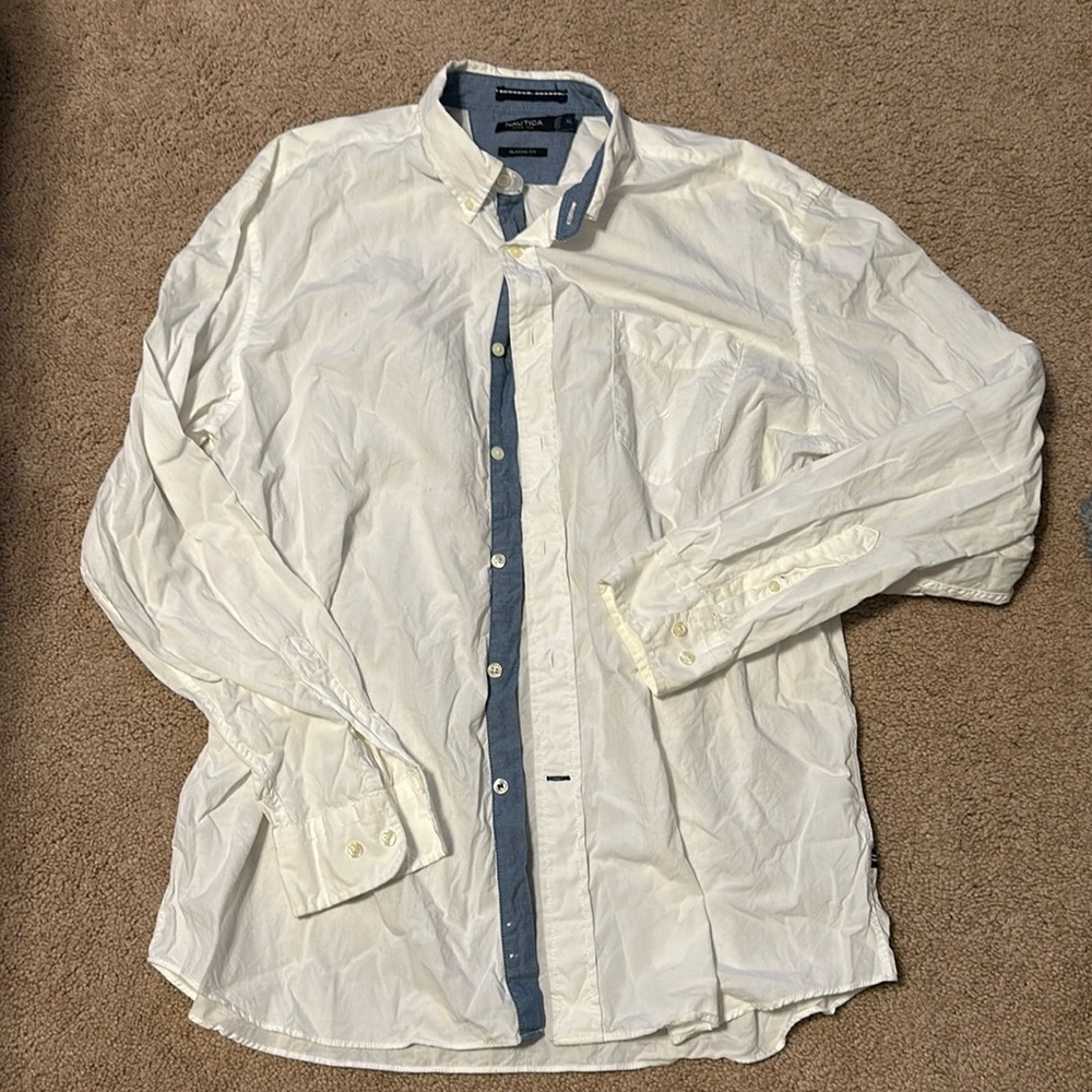 Like new Nautica dress shirt. Size XL